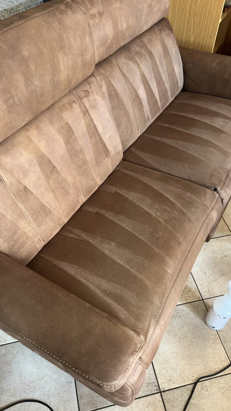 Comment nettoyer un canapé en tissu sans l&rsquo;abîmer