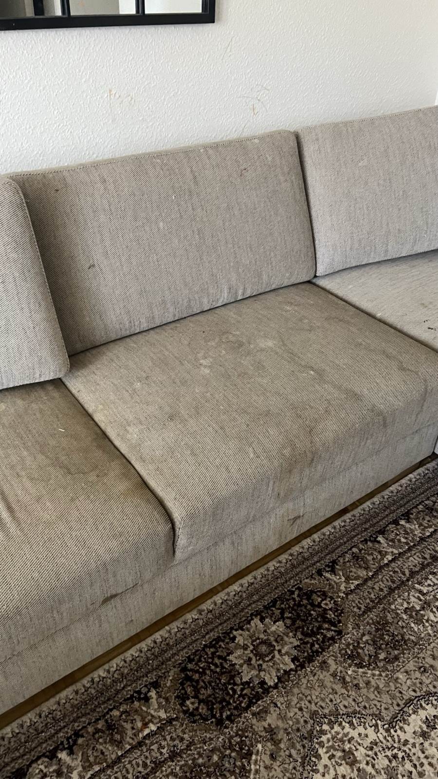 Canapé beige avant nettoyage